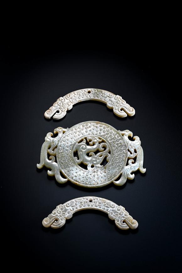 Cascade'sHan Shuanglong Huang Pei Toudiao Longfeng Yubi 1 zu | 漢 雙龍璜配透雕龍鳳玉璧一組