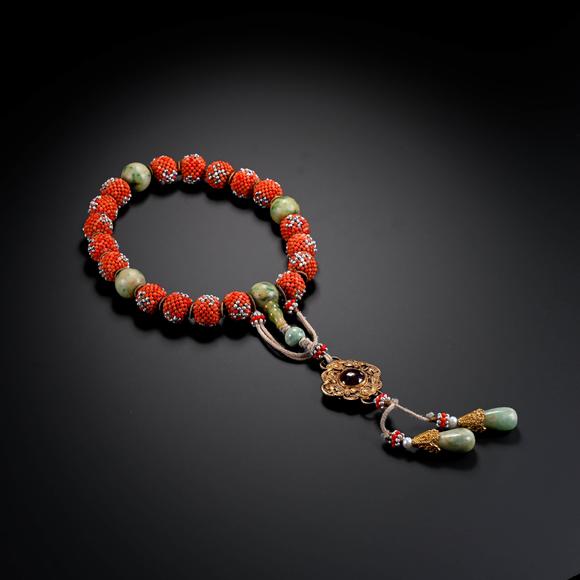 Cascade'sIn the Qing Dynasty, the pearl was gilded with jade and held by eighteen sons. | 清代 米珠鎏金嵌翡翠十八子手持