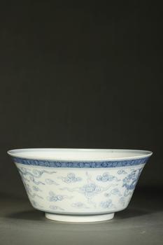 清雍正 青花淡描龍紋碗