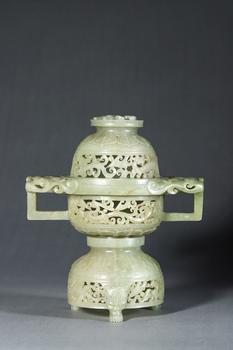 明代 和田玉鏤雕龍穿花熏爐