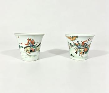 清 五彩刀馬人物圖馬蹄杯一對(duì)