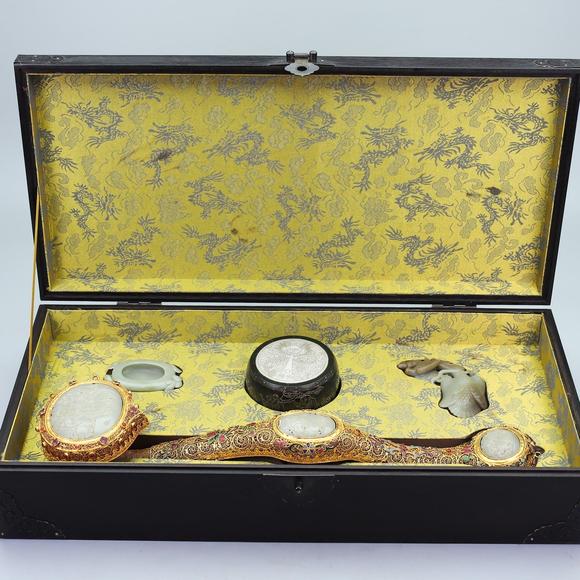 東京蕓術(shù)寶物箱子一套內(nèi)有和掐絲鑲嵌和田玉如意，筆洗，筆架，青玉鑲嵌和田玉鎮(zhèn)紙
