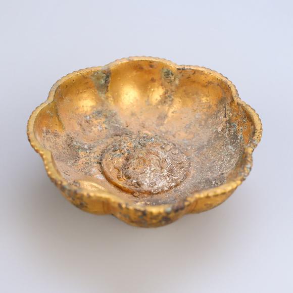 東京蕓術(shù)|關(guān)西古藏—薈萃雜項(xiàng)專(zhuān)場(chǎng)銅鍍金干坑點(diǎn)心花瓣碗