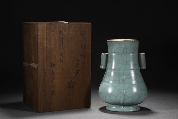 東京蕓術(shù)|關(guān)西古藏—薈萃雜項(xiàng)專(zhuān)場(chǎng)舊藏宋代官窯青釉（乾隆御題）鑲金扣出筋弦紋貫耳瓶