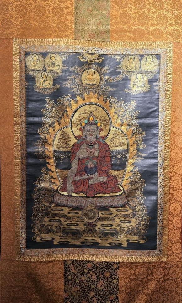 東京SAKURA拍賣（櫻花拍賣）十八世紀(jì) 黑地描金珍珠堆繡寶冠釋迦牟尼唐卡