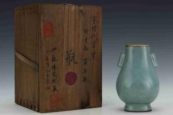 宋官窯粉青釉
貫耳瓶