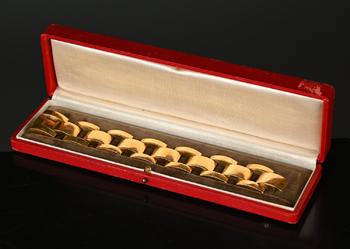 A 1950s yellow gold bracelet (no hallmarks) (*)…