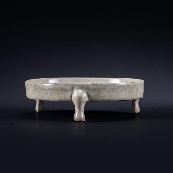 三杉美術(shù)明 青釉三足爐
