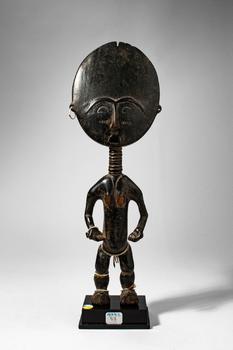 Ca. late 19th - early 20th century AD. >
A stylised female figure with a large disc-shaped head,