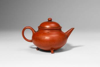 Ca. 20th century AD. >A Yixing teapot of rounded, compressed globular form, raised on three small