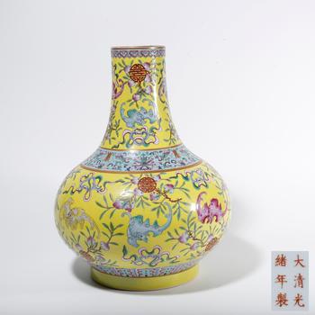 黃地粉彩福壽雙全紋天球瓶