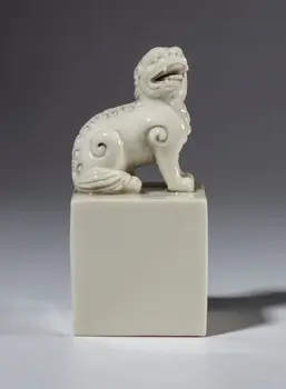 Porcelain seal with a lion-shaped handle. China, early 20th century.