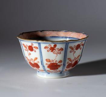Painted export porcelain bowl with floral decorations in Imari style, China, early 20th century