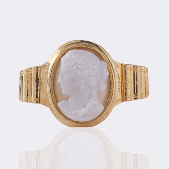 Gold bracelet with cameo 'Lady with pearl necklace'.