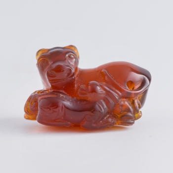 十九世紀(jì) 琥珀子母牛掛墜（附錦盒）  A Chinese amber pendant of a cow and a calf
