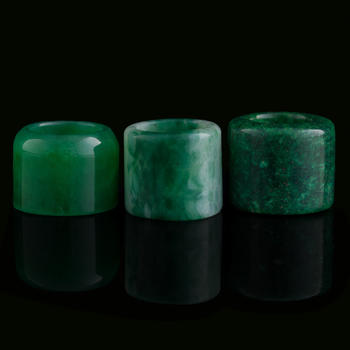 清代 料器、獨(dú)山玉、廣綠玉扳指三個(gè)  A Chinese glass and two jade archer's rings