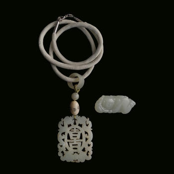 十九世紀 玉掛墜及玉透雕喜字佩  A Chinese jade toggle and a reticulated jade plaque