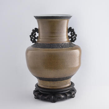 十九世紀早 茶葉沫雙耳尊（附硬木座）  A Chinese tea-dust-glazed double-handled zun vase