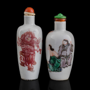 十九世紀 五彩和合二仙鼻煙壺及釉裡紅鍾馗鼻煙壺  A Chinese wucai snuff bottle and an underglaze red snuff bottle