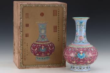 清代 粉彩花卉纏枝紋賞瓶