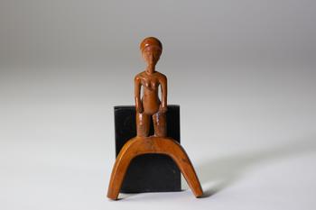 Baoulé ou Baulé, C?te d’Ivoire, fronde lance
pierre, motif féminin, première quart du 20e 
siècle
Etat : récolé 
Hauteur :  15 cm
Largeur : 8,5