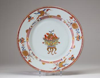 Grand plat en porcelaine de Chine de la Compagnie des Indes, XVIIIe siècle, à décor polychrome de symboles et objets précieux dans le go?t Imari, cent