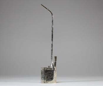 Pipe à opium chinoise en métal argenté, le corps quadrangulaire gravé de scènes de personnages, calligraphies et paysages animés, munie de son long tu