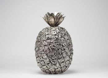 SEAU à GLACE ANANAS
Designer Hans Turnwald pour Freddo Therm, années 1970. Corps en résine métallisée, intérieur en plastique blanc et couronne en fe