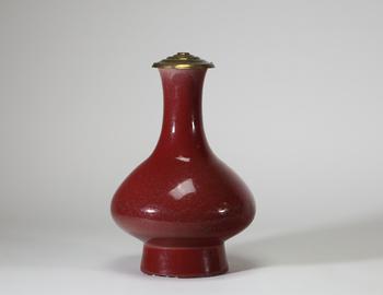 Vase de forme bouteille en porcelaine à gla?ure sang-de-b?uf flambée, Chine, époque Qing, monté postérieurement en lampe avec monture en laiton, non p