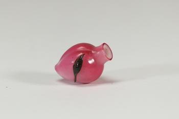 Snuff bottle, chine, verre de pekin à la forme d’une pêche rose.
Etat : Bon
Hauteur : 3,5 cm 
Largeur : 3 cm
Poids : 23,5 grs