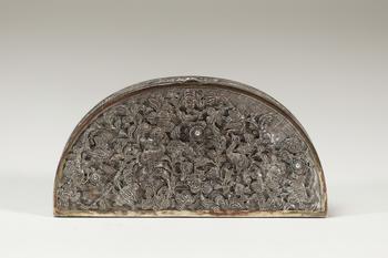 Bo?te semi-circulaire en argent et en filigrane d'argent, Chine, dynastie Qing, XVIIIe siècle.
Sur le couvercle, sujet allégorique avec des oiseaux f