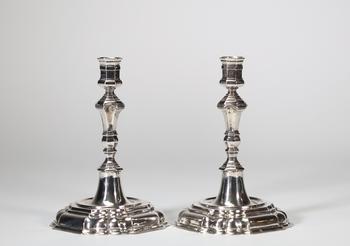 Paire de bougeoirs en argent massif, travail liégeois , époque Louis XV (XVIIIe siècle), poin?ons dont un d’orfèvre à l’initiale B.
Etat : Bon
Hau