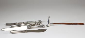 Lot d’argenterie en argent massif comprenant deux fourchettes et deux couteaux à manches fourrés de style Louis XVI, ainsi qu’un éteignoir à bougie