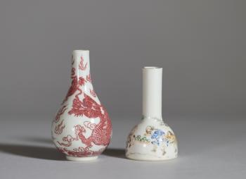 Chine, lot composé de deux petits vases en porcelaine, l’un de forme bouteille à panse globulaire et col étroit, à décor en rouge de fer d’un dragon