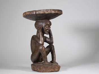 TABOURET CHOKWE, Angola, bois sculpté à patine brun foncé, représentant un personnage accroupi supportant l’assise
Etat : accident
Hauteur : 41 cm