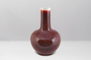 清  紅釉天球瓶