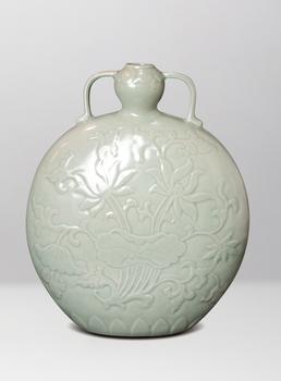 明  青釉荷花紋雙耳扁瓶