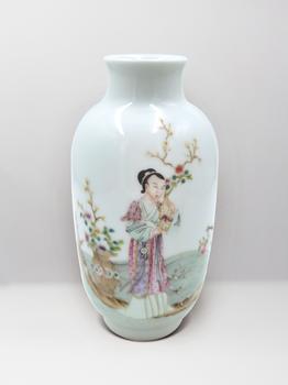 民國  粉彩麻姑獻(xiàn)壽瓶
