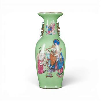 EINE GROSSE FAMILLE-ROSE-SGRAFFITO-VASE MIT FIGURENDARSTELLUNG