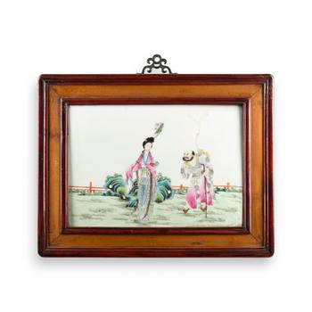 EINE FAMILLE-ROSE-PORZELLANPLAKETTE MIT FIGURENDARSTELLUNG