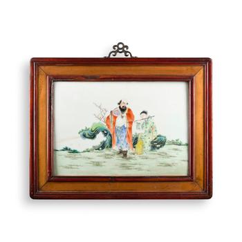 EINE FAMILLE-ROSE-PORZELLANPLAKETTE MIT FIGURENDARSTELLUNG