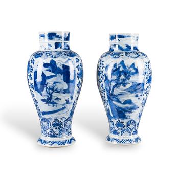 EIN PAAR BLAU-WEISSE BALUSTERVASEN