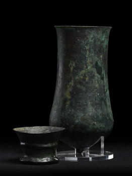 Situle/haut gobelet à ombilic et petit ravier évasé, bronze, Luristan, fin IIe - début Ier millénaire av. J.-C., h. 14 et 3,7 cm