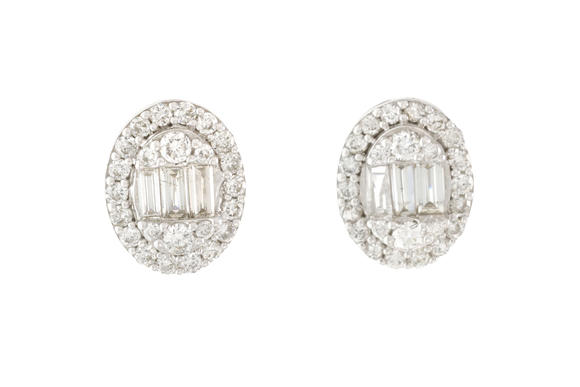 Piguet - H?tel des VentesPaire de clous d'oreilles  illusion  de forme ovale en or gris 750 sertis de diamants taille baguette et brillant, poussoirs en caoutchouc