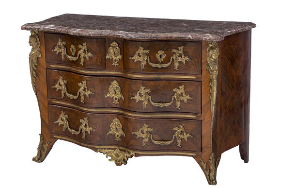 Piguet - H?tel des VentesCommode d'époque Régence, en placage de palissandre, fa?ade en arbalète ouvrant par quatre tiroirs sur trois rangs, 85x132x66 cm