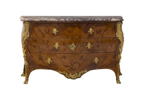 Piguet - H?tel des VentesImportante commode d'époque Louis XV, en placage de bois de rose à décor marqueté de fleurs, 88x148x68 cm