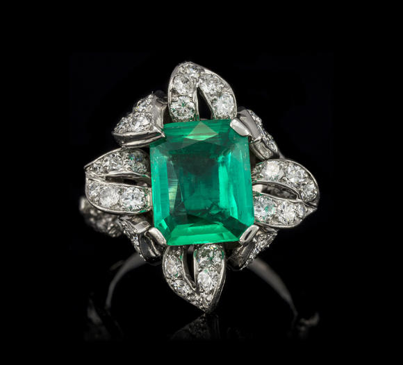 Piguet - H?tel des VentesSterlé, bague années 1950 platine sertie de diamants et centrant une émeraude colombienne, traitement mineur à l'huile, rapport GGTL