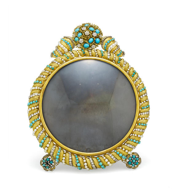 Piguet - H?tel des VentesLombard, cadre photo formé d'un assemblage de plusieurs bijoux en or 750 sertis de turquoises, de perles de culture et de diamants