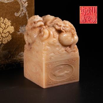 「古稀天子之寶」壽山芙蓉石雕龍鈕璽