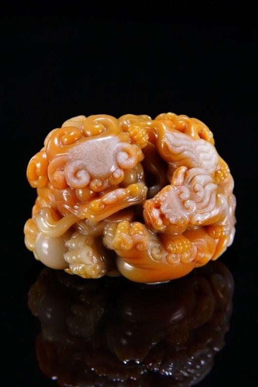 日本松町古美白皮田黃石獅子戲球擺件